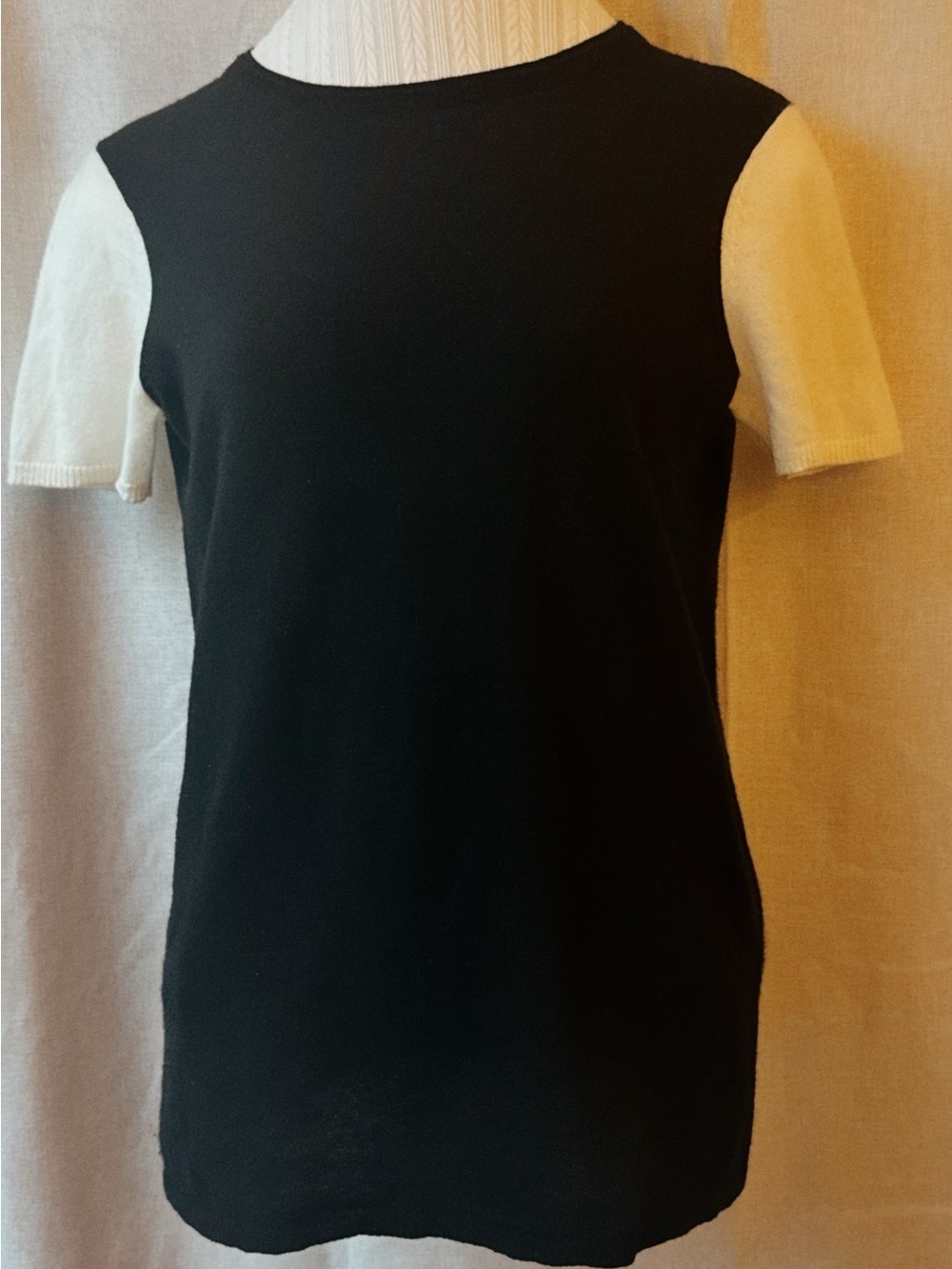 🖤🤍 100% Cashmere • Vince • Black Tie Rebel • Ivory Sleeve Colorblock Sweater 🤍